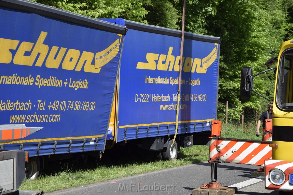 LKW in Boeschung A 3 Rich Frankfurt Hoehe Roesrath Lohmar P090.JPG - Miklos Laubert